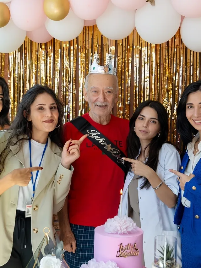 GAYA Huzurevi sakini, doğum günü kutlamasında ekibi ve sevdikleriyle bir arada