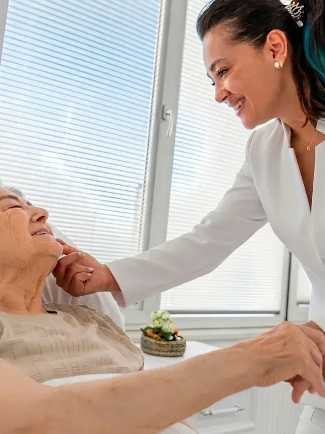 GAYA Huzurevi'nde bir bakım uzmanı, sakiniyle sıcak ve şefkatli bir anda
